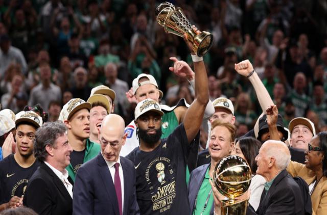 NBA巨星挥洒汗水拼搏，向胜利冲刺！