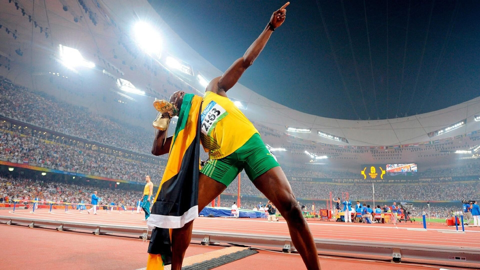 极速与逆袭，当F1新赛季引擎轰鸣，莱万末节上演王者归来