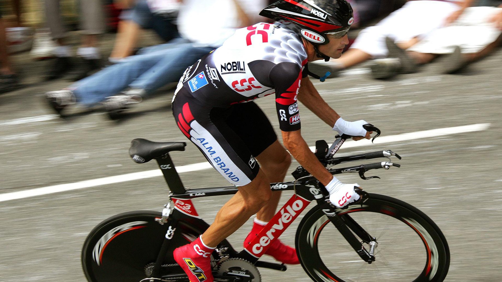 双线狂飙,魔术师篮球场演绎F1式攻防,英格拉姆于巴林赛道人车合一