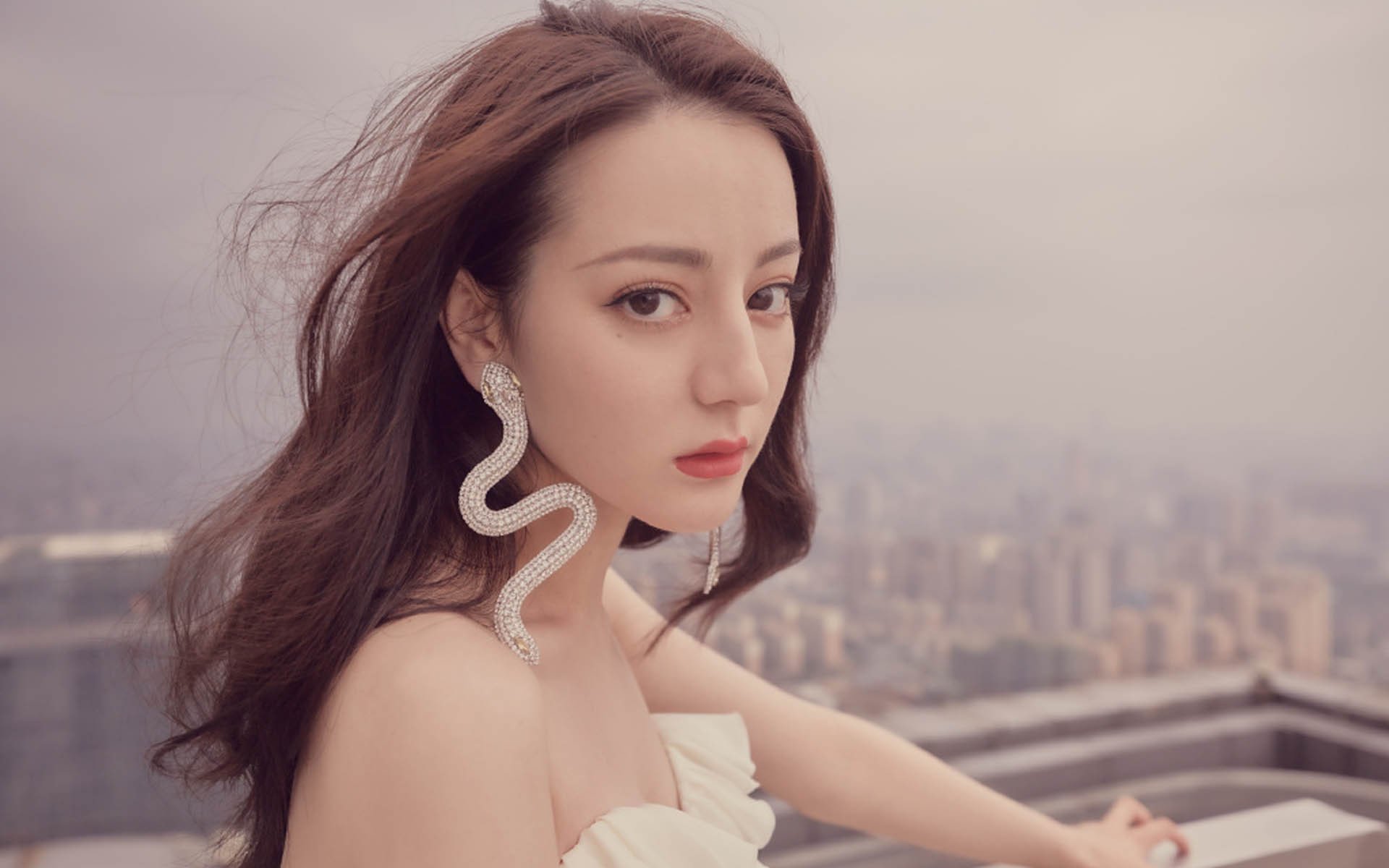 米切尔爆发关键战役，深圳队稳稳拿下新疆队展现冠军相