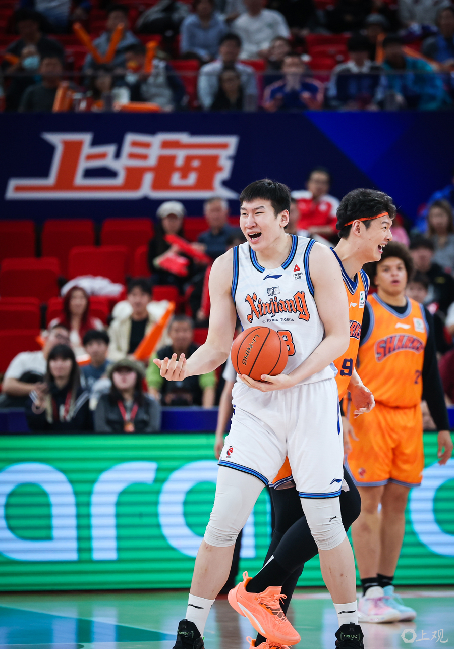 NBA季后赛焦点战，上海队绝杀篮网