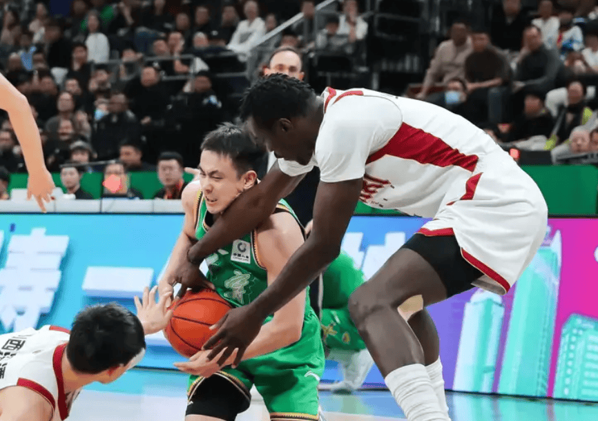 拉文攻防转换核心，辽宁队险胜广东队