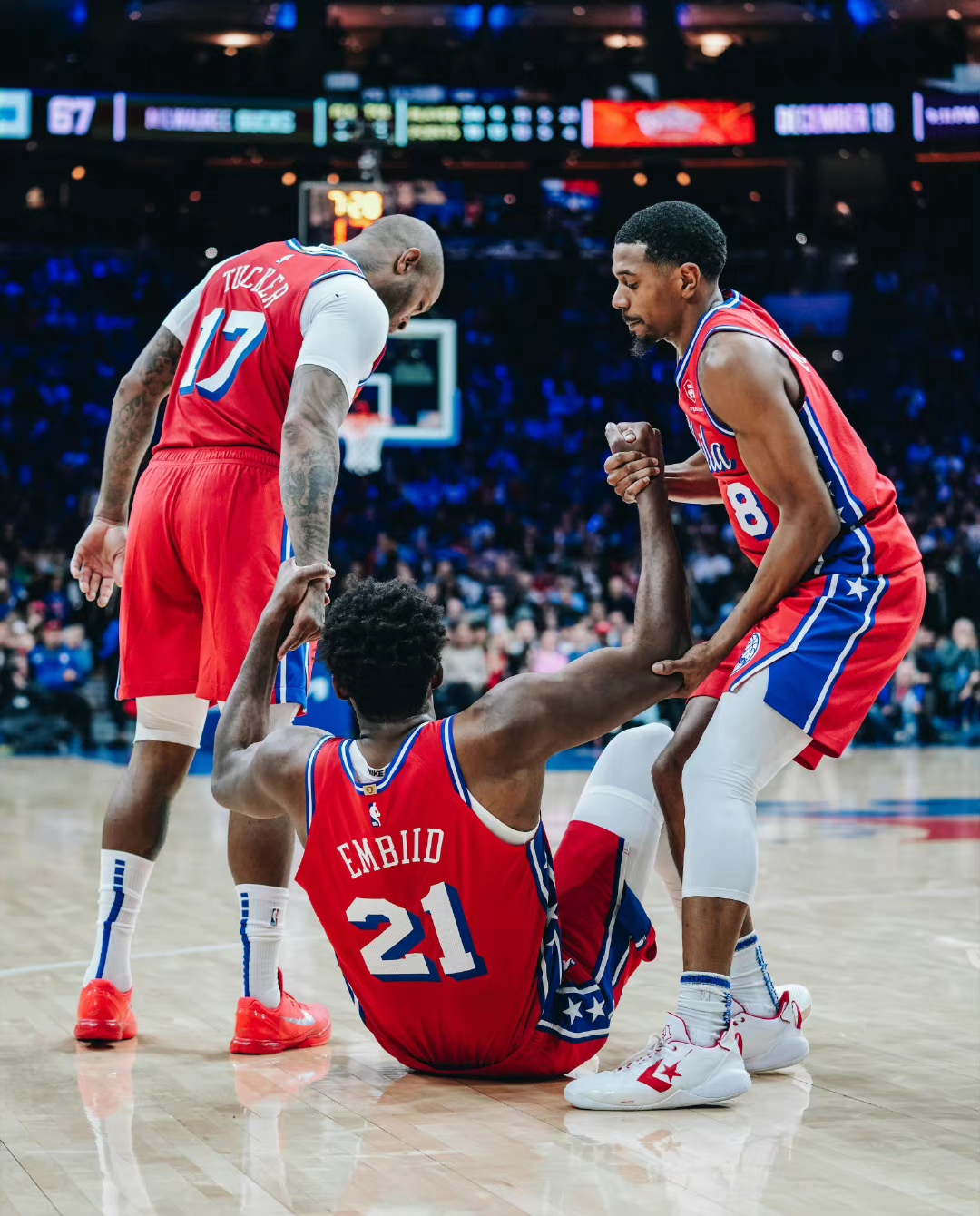 雄鹿击败黄蜂，恩比德成为关键先生